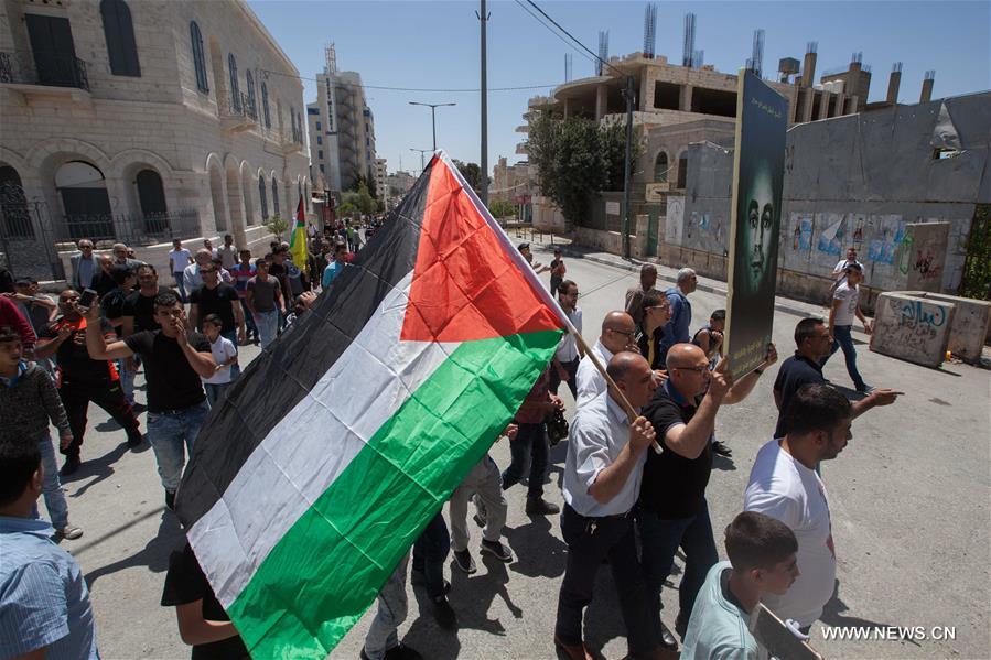 الصورة: مواجهات بين متظاهرين فلسطينيين والجيش الإسرائيلي في الضفة الغربية دعما لإضراب الأسرى