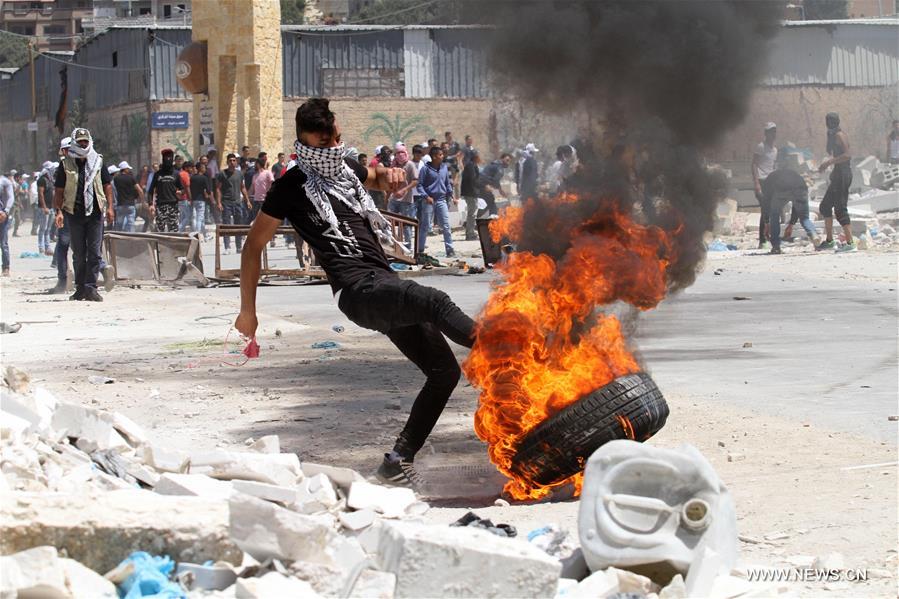 الصورة: مواجهات بين متظاهرين فلسطينيين والجيش الإسرائيلي في الضفة الغربية دعما لإضراب الأسرى