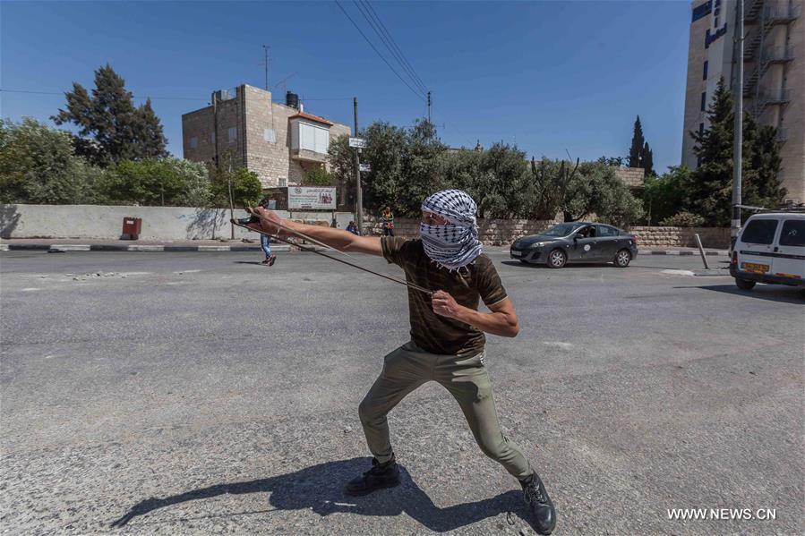 الصورة: مواجهات بين متظاهرين فلسطينيين والجيش الإسرائيلي في الضفة الغربية دعما لإضراب الأسرى