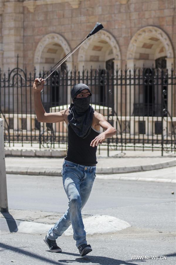 الصورة: مواجهات بين متظاهرين فلسطينيين والجيش الإسرائيلي في الضفة الغربية دعما لإضراب الأسرى