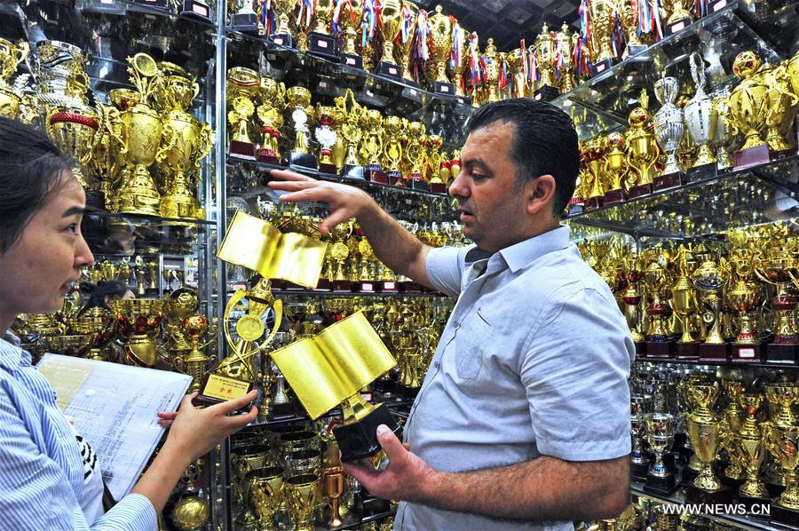 الصورة:  رجل أعمال سوري يختار البضائع في مركز تجاري -- لمحة عن سوق ييوو