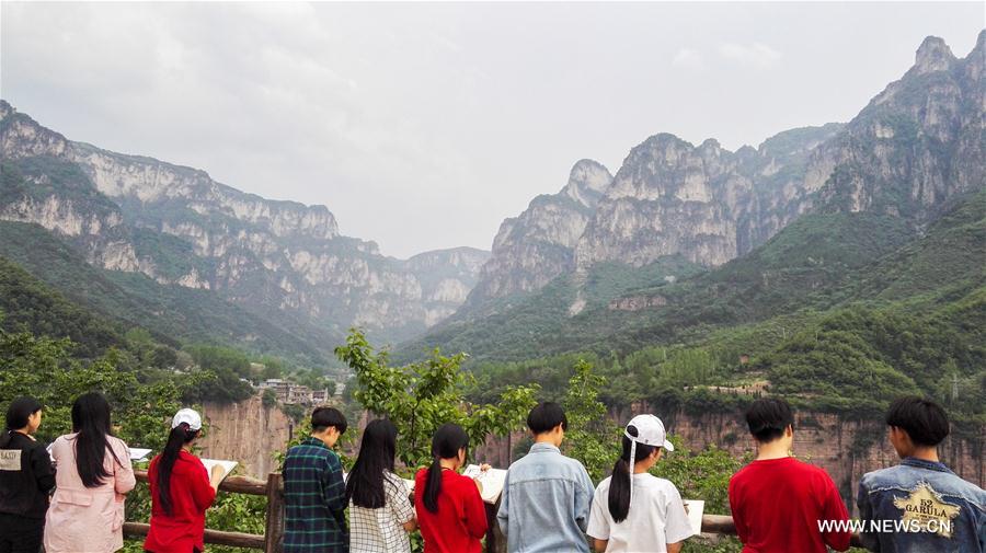 الصورة: تغيرات ضخمة لقرية بوسط الصين بفضل طريق عام 