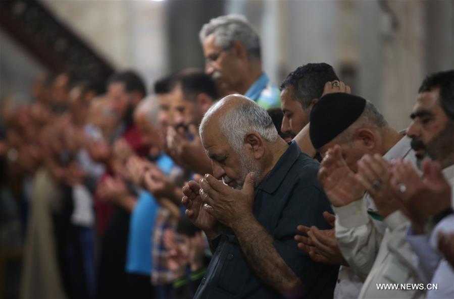 الصورة: صلاة التراويح في اليوم الأول من شهر رمضان في الضفة الغربية