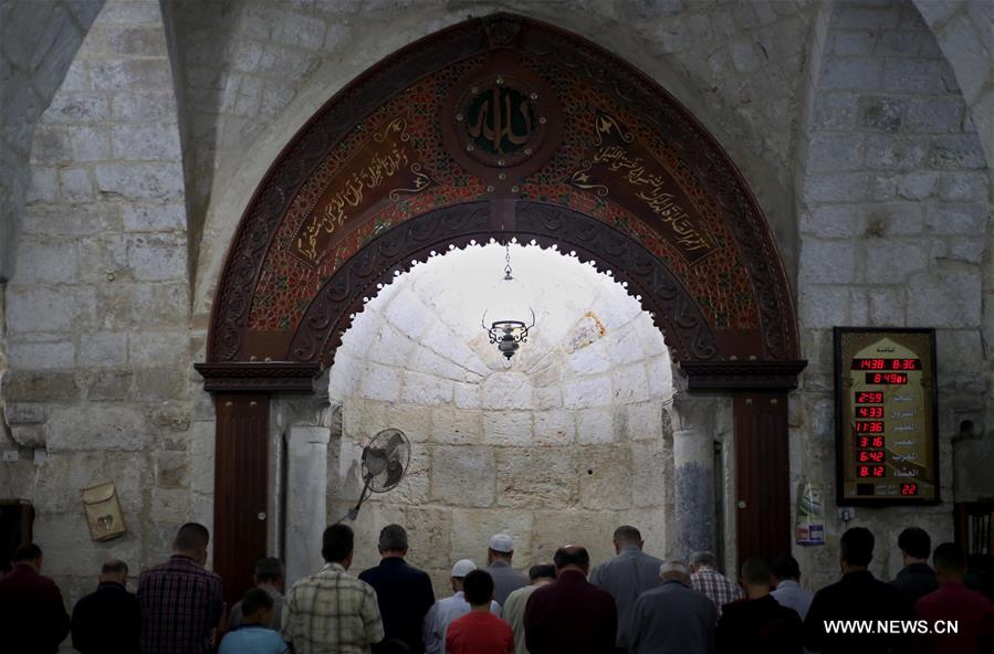 الصورة: صلاة التراويح في اليوم الأول من شهر رمضان في الضفة الغربية