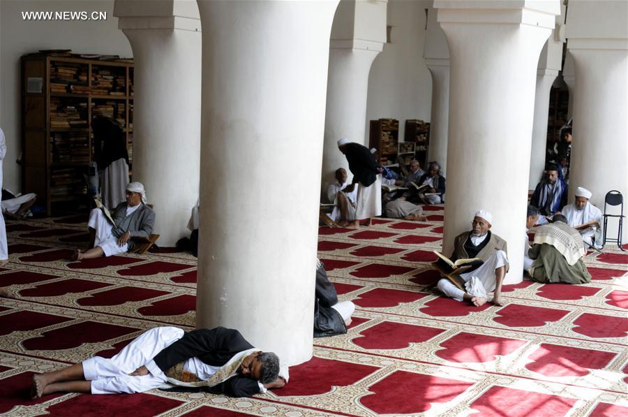 الصورة: المسلمون في اليمن يستقبلون شهر رمضان الكريم