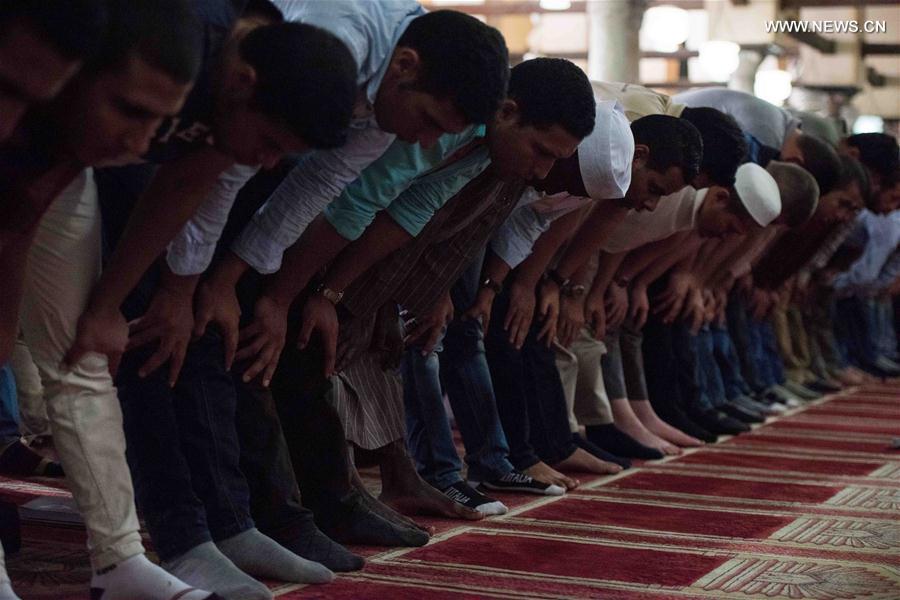 الصورة: مسلمو مصر يستقبلون شهر رمضان الكريم 