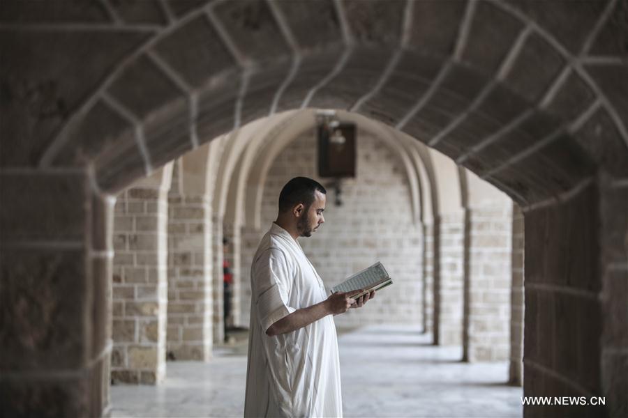 الصورة: فلسطينيون يقرأون القرآن في ثاني أيام شهر رمضان