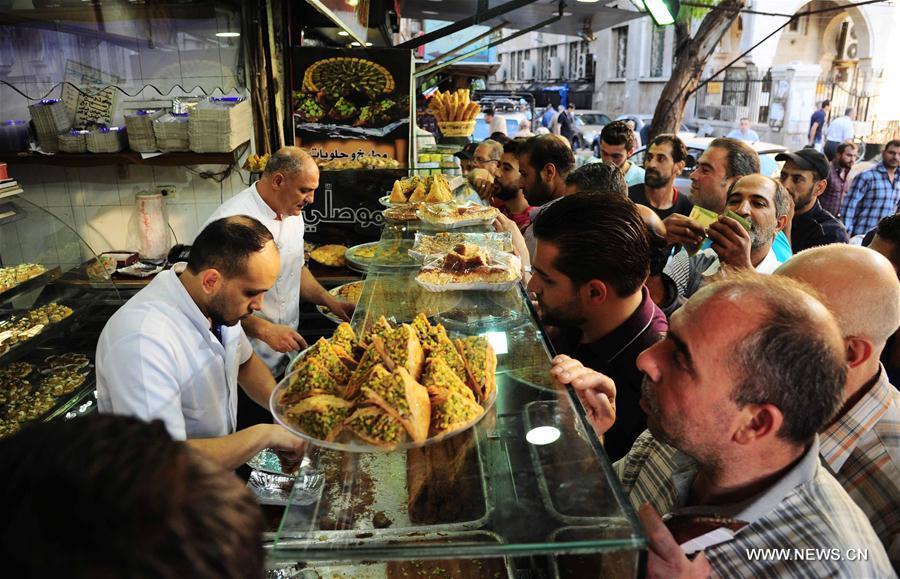 الصورة: إقبال على شراء المواد الغذائية في دمشق بمناسبة رمضان