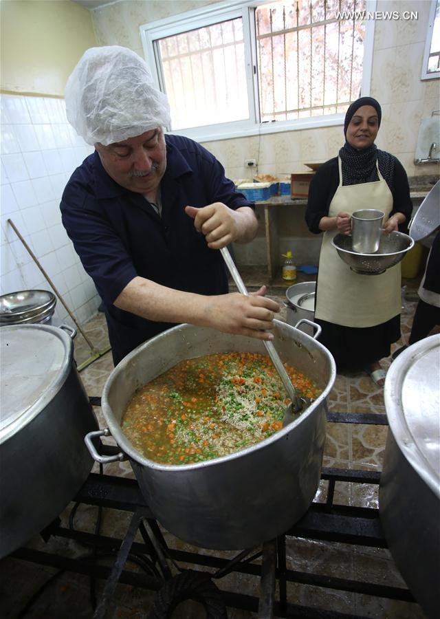 الصورة: فلسطينيون يصنعون وجبات خيرية للفقراء في الضفة الغربية خلال شهر رمضان