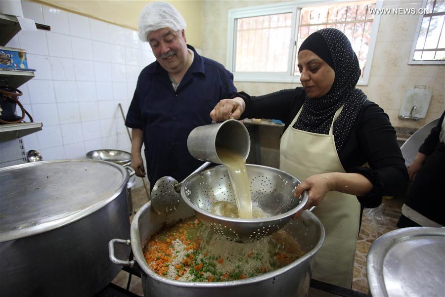 الصورة: فلسطينيون يصنعون وجبات خيرية للفقراء في الضفة الغربية خلال شهر رمضان
