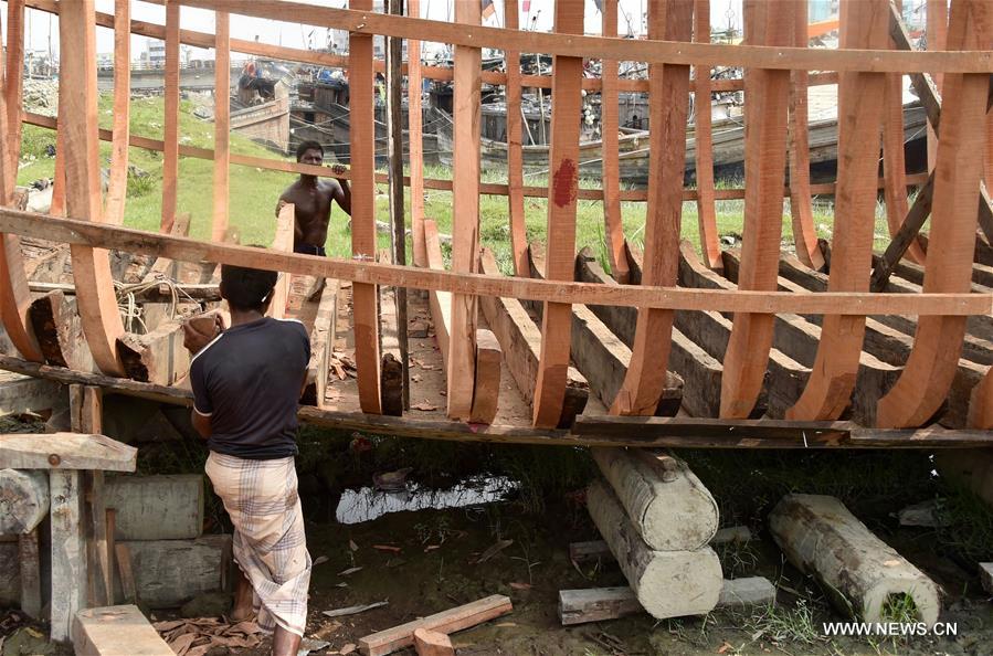الصورة: بناء قارب خشبي في بنغلاديش
