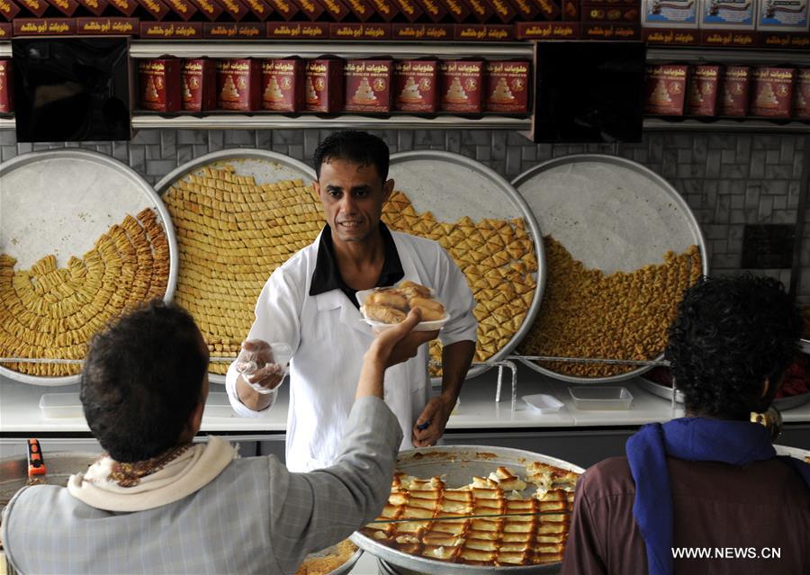 الصورة: إقبال على الحلويات الشعبية في صنعاء بمناسبة رمضان