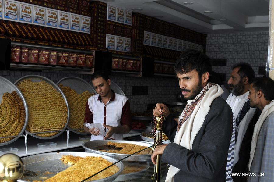 الصورة: إقبال على الحلويات الشعبية في صنعاء بمناسبة رمضان