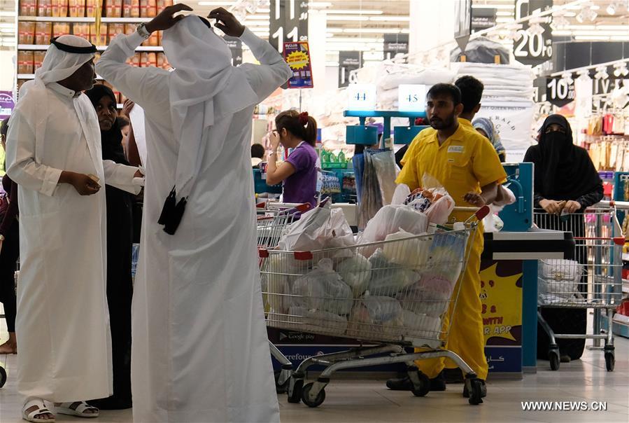 الصورة: بعد قطع العلاقات.. تزاحم في متاجر قطر لتخزين المواد الغذائية