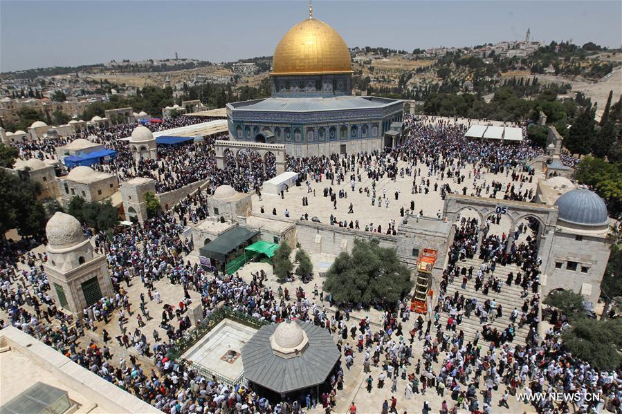 الصورة: المسلمون في القدس يصلون الجمعة الثانية من شهر رمضان