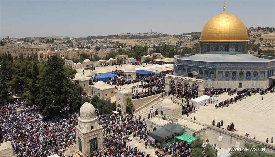 الصورة: المسلمون في القدس يصلون الجمعة الثانية من شهر رمضان