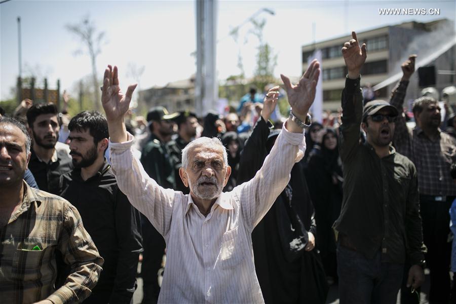 الصورة: تشييع جنازة ضحايا هجوم داعش الإرهابي في إيران