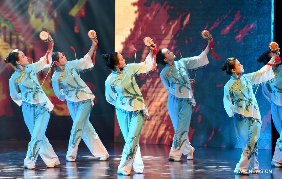 الصورة: عرض رقصات فونغيانغ لطبل الزهور التقليدية في شرقي الصين