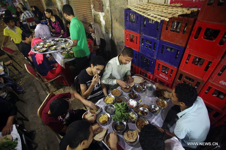 الصورة: المصريون يتناولون "السحور" وسط أجواء رمضانية 