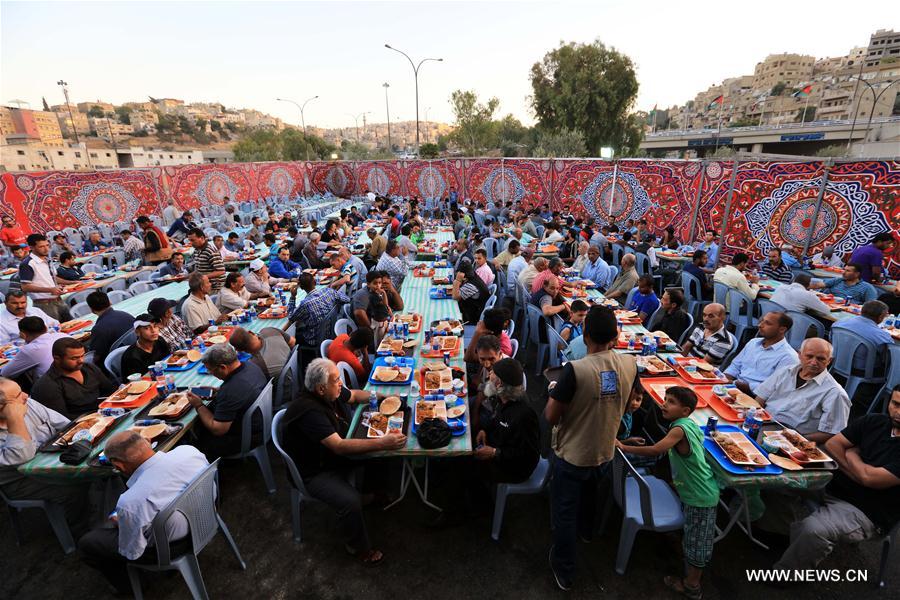 الصورة: انتشار الموائد الخيرية لإفطار الصائمين في الأردن