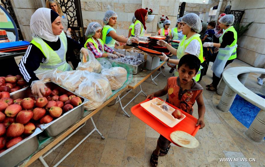 الصورة: انتشار الموائد الخيرية لإفطار الصائمين في الأردن