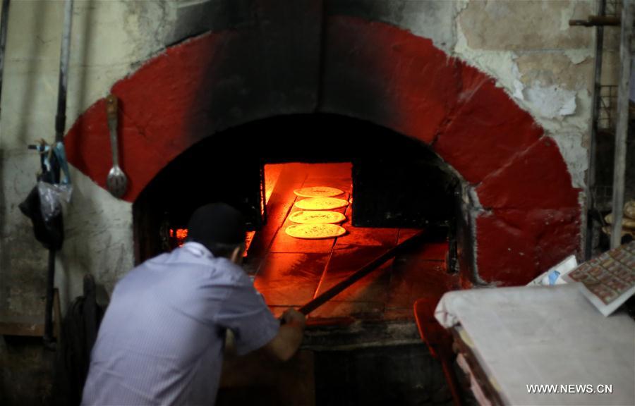 الصورة: فلسطينيون يصنعون الخبز والطعام في مخابز عربية قديمة بالضفة الغربية