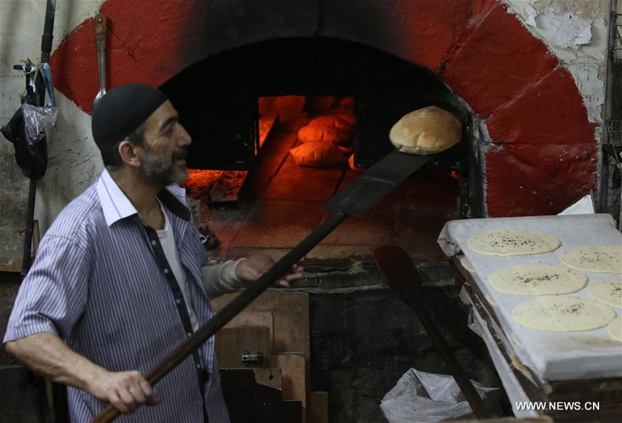 الصورة: فلسطينيون يصنعون الخبز والطعام في مخابز عربية قديمة بالضفة الغربية