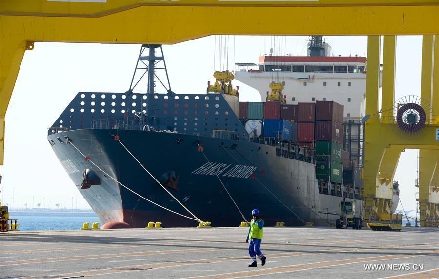 الصورة: قطر: وصول سفن شحن إلى "ميناء حمد" عبر سلطنة عمان