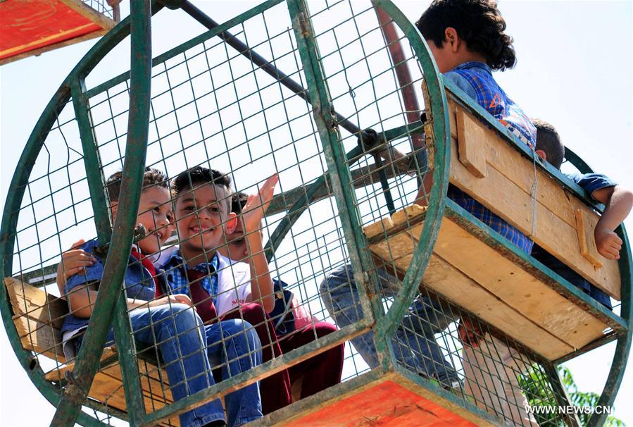 الصورة: أطفال سوريا يحتفلون بعيد الفطر المبارك