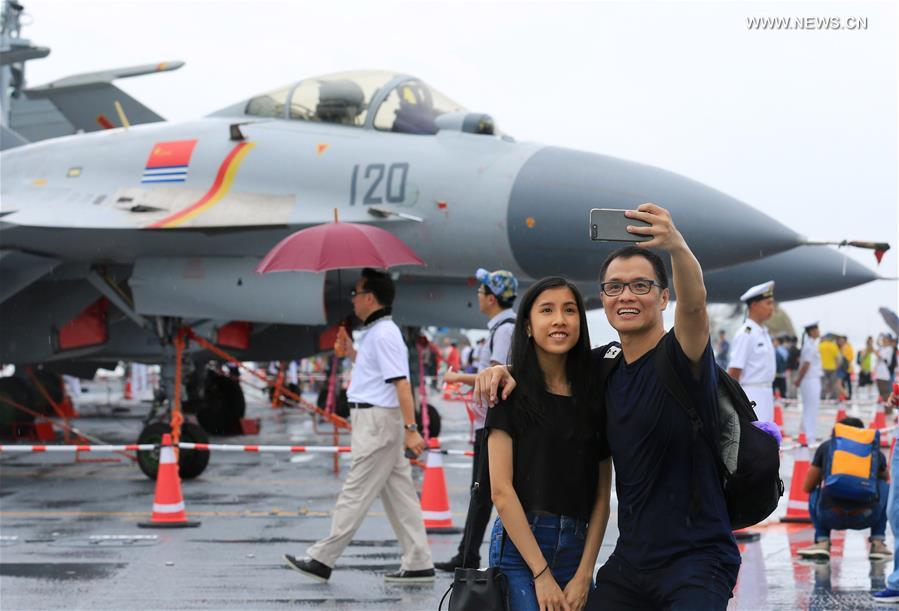 الصورة : أول حاملة طائرات صينية تستقبل أبناء هونغ كونغ
