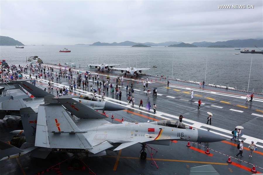 الصورة : أول حاملة طائرات صينية تستقبل أبناء هونغ كونغ