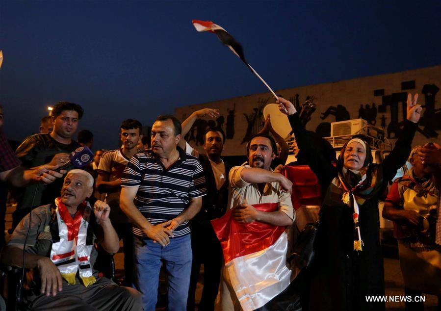 الصورة: عراقيون يحتفلون بتحرير الموصل من سيطرة داعش