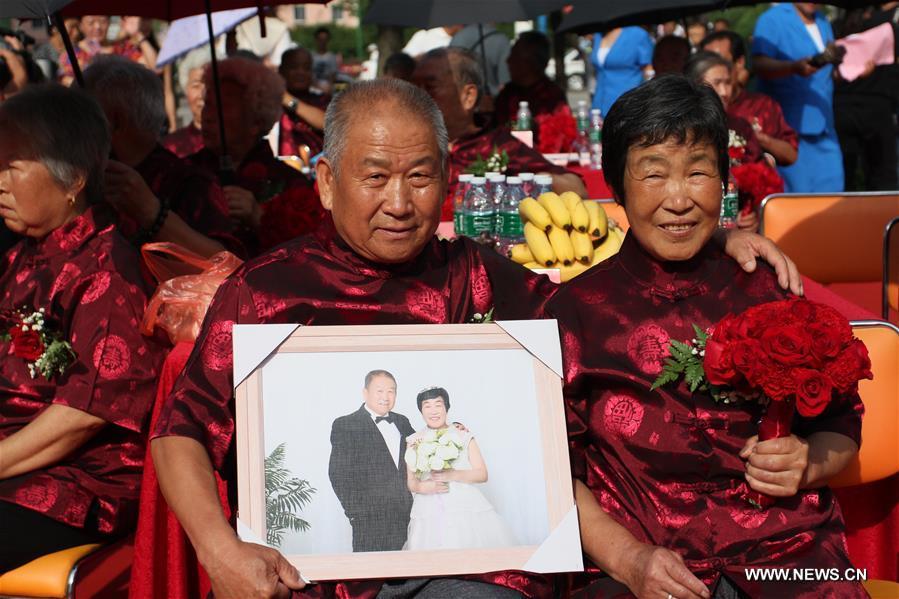 الصورة: احتفال بالزواج الذهبي بشمال الصين