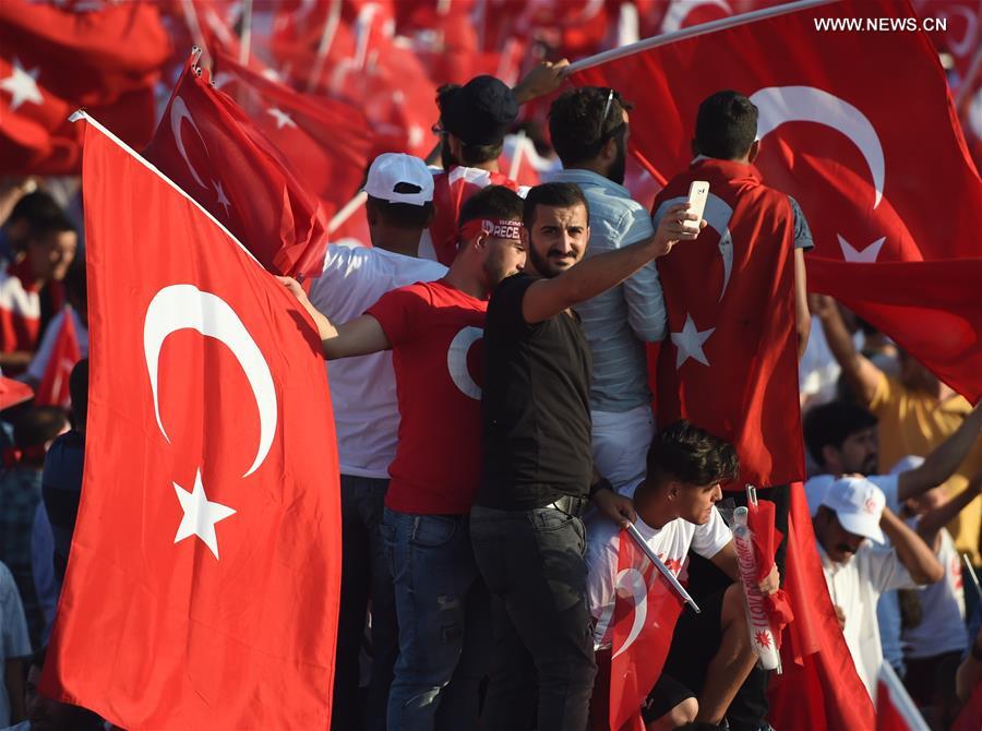 الصورة: مسيرة شعبية بإسطنبول لإحياء ذكرى محاولة الانقلاب الفاشلة