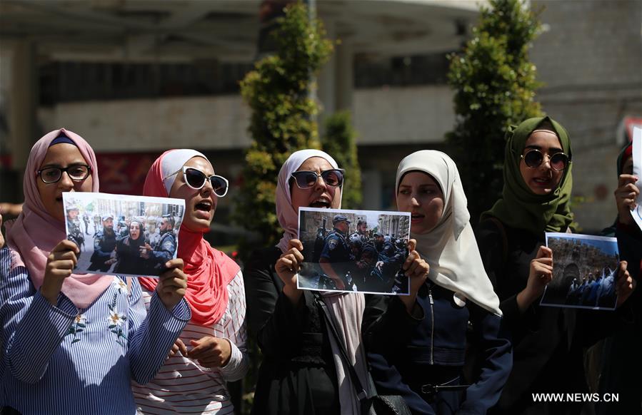 الصورة: فلسطينيات يتظاهرن في نابلس ضد إغلاق المسجد الأقصى