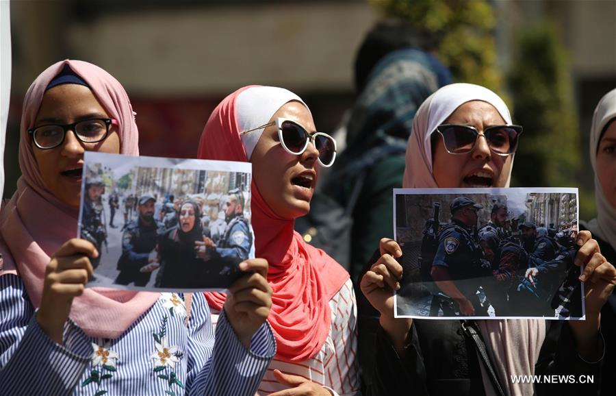 الصورة: فلسطينيات يتظاهرن في نابلس ضد إغلاق المسجد الأقصى