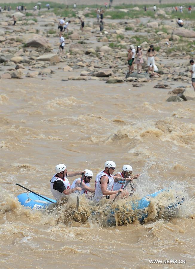 الصورة: سباق وهدة النهر الأصفر المفتوح الصيني الدولي لركوب أمواج النهر بمدينة ووبو  في الصين 