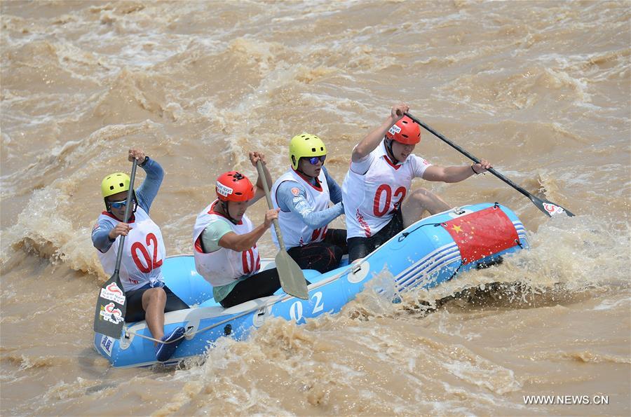 الصورة: سباق وهدة النهر الأصفر المفتوح الصيني الدولي لركوب أمواج النهر بمدينة ووبو  في الصين 