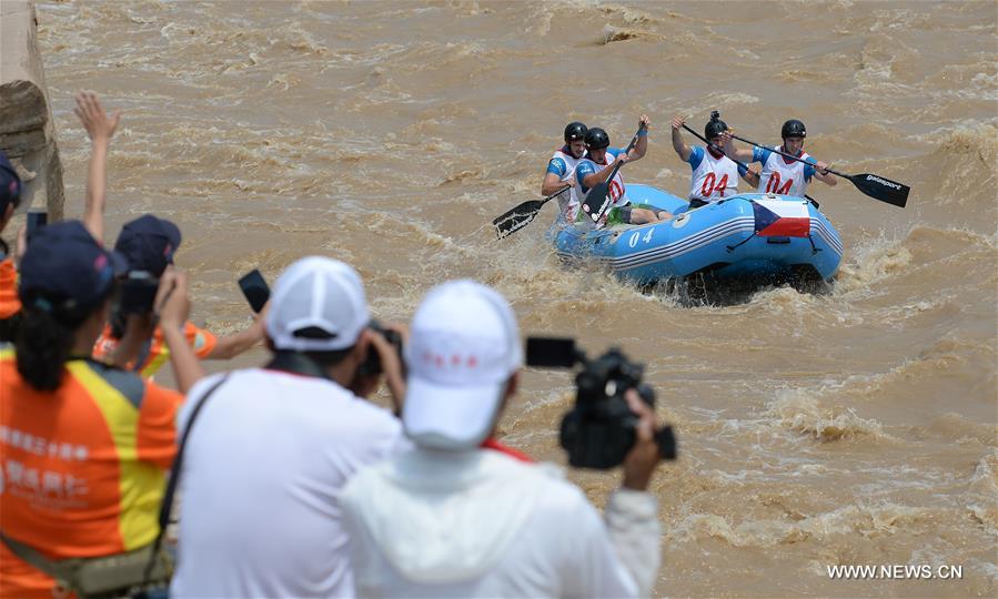 الصورة: سباق وهدة النهر الأصفر المفتوح الصيني الدولي لركوب أمواج النهر بمدينة ووبو  في الصين 