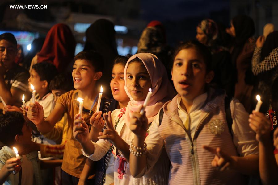 الصورة: أطفال غزة يشاركون في تظاهرة بالشموع ضد الاجراءات الإسرائيلية في القدس