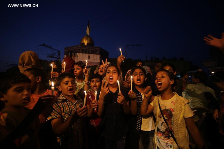 الصورة: أطفال غزة يشاركون في تظاهرة بالشموع ضد الاجراءات الإسرائيلية في القدس