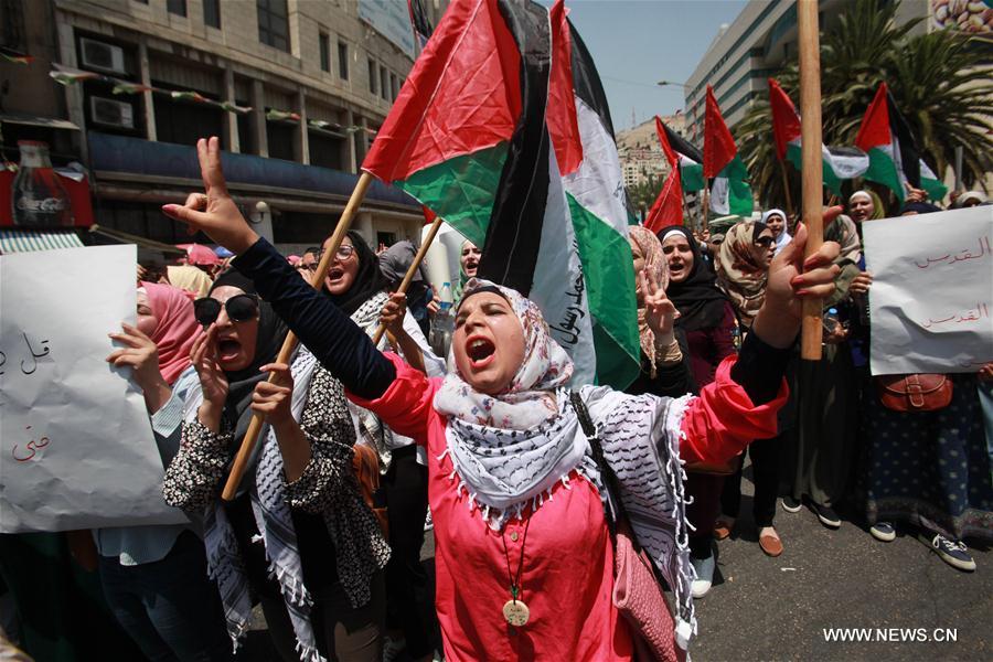 الصورة: فلسطينيون يتظاهرون في نابلس ضد الإجراءات الإسرائيلية في القدس