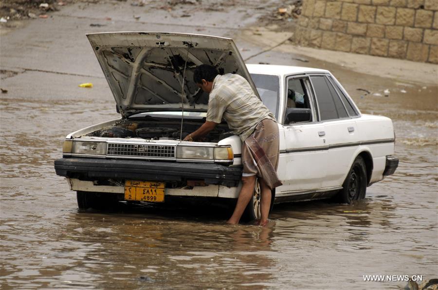 الصورة: هطول أمطار غزيرة وتوقف حركة السير في صنعاء