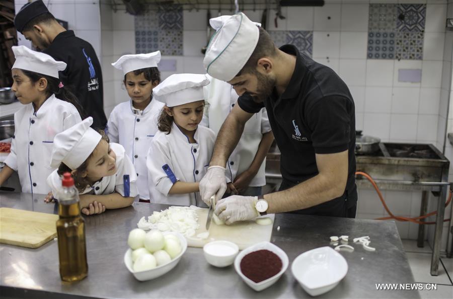 الصورة: غزة تستضيف برنامجا لتدريب الأطفال على الطبخ