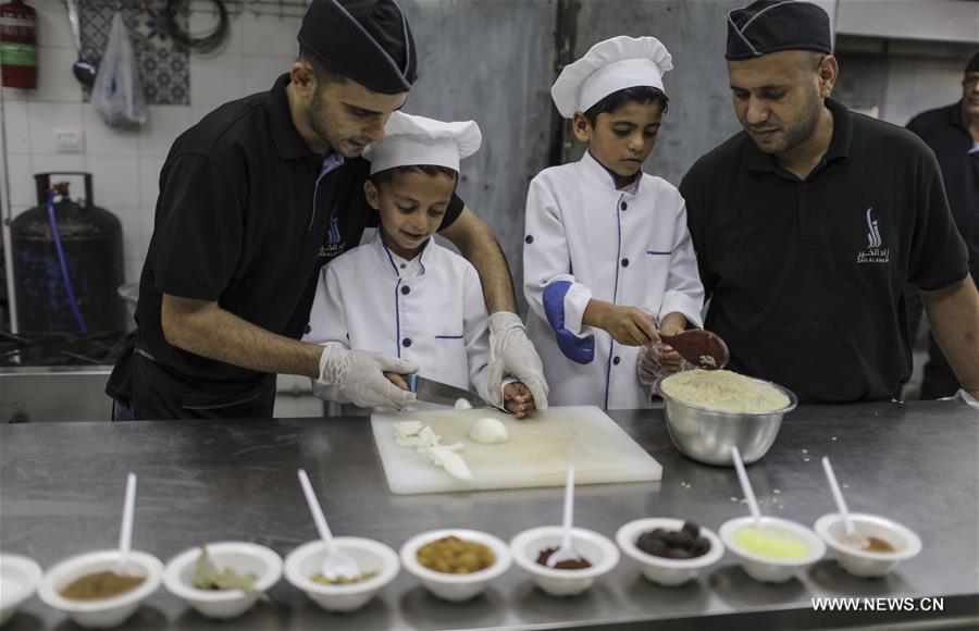 الصورة: غزة تستضيف برنامجا لتدريب الأطفال على الطبخ