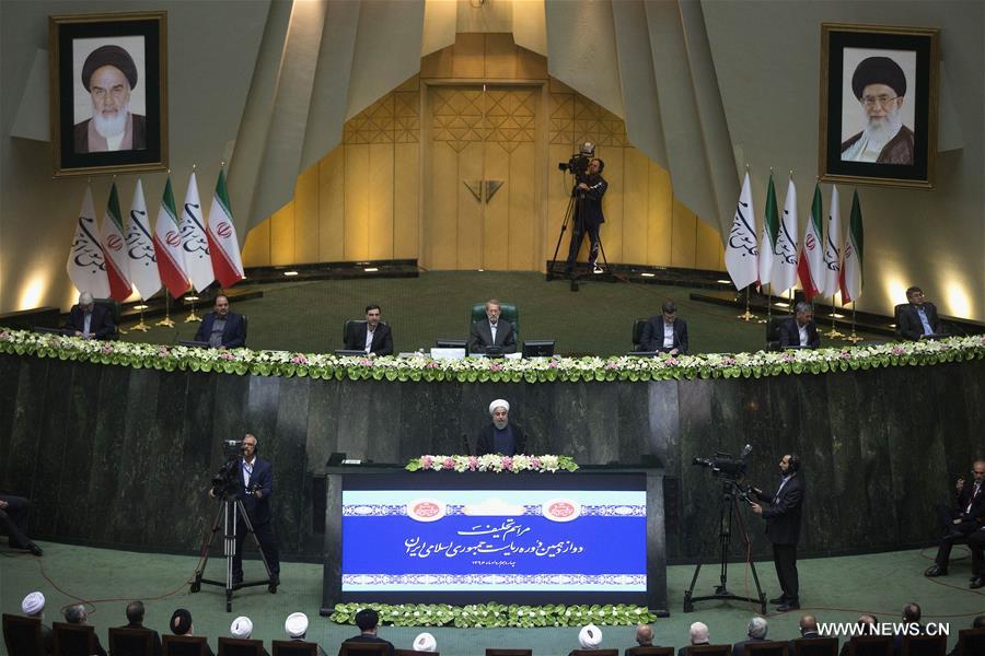 الصورة: روحاني يؤدي اليمين الدستورية أمام البرلمان الإيراني