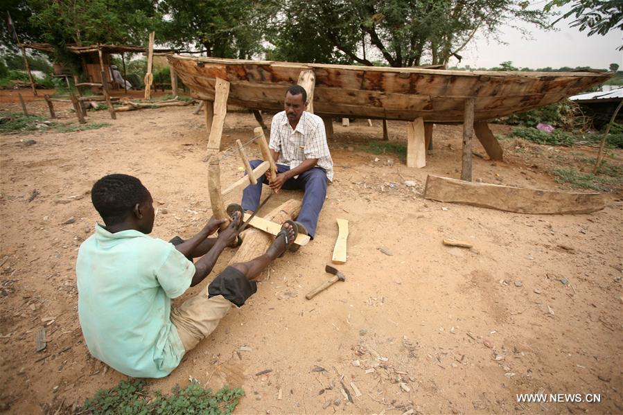 الصورة: صناعة القوارب الخشبية التقليدية في السودان
