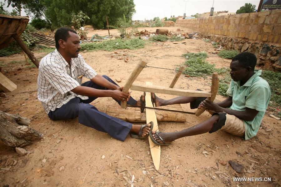 الصورة: صناعة القوارب الخشبية التقليدية في السودان