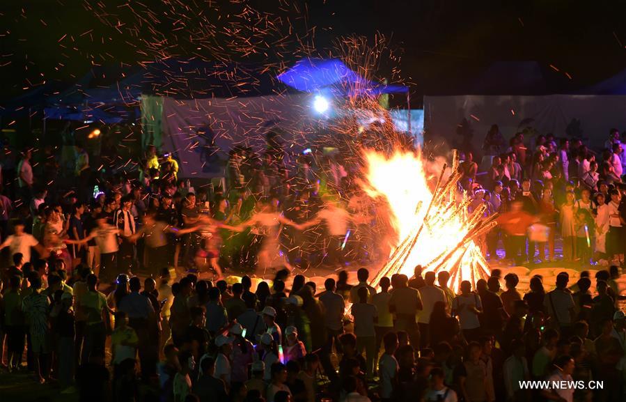 الصورة : الاحتفال بمهرجان الشعلة في جنوب غربي الصين 