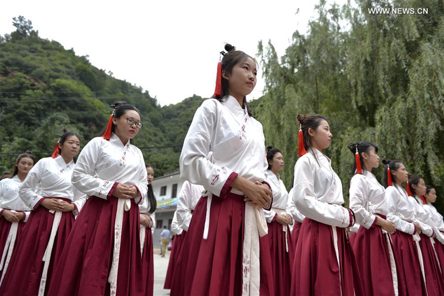 الصورة : حفل بلوغ سن الرشد حسب التقاليد الصينية القديمة في شمال الصين
